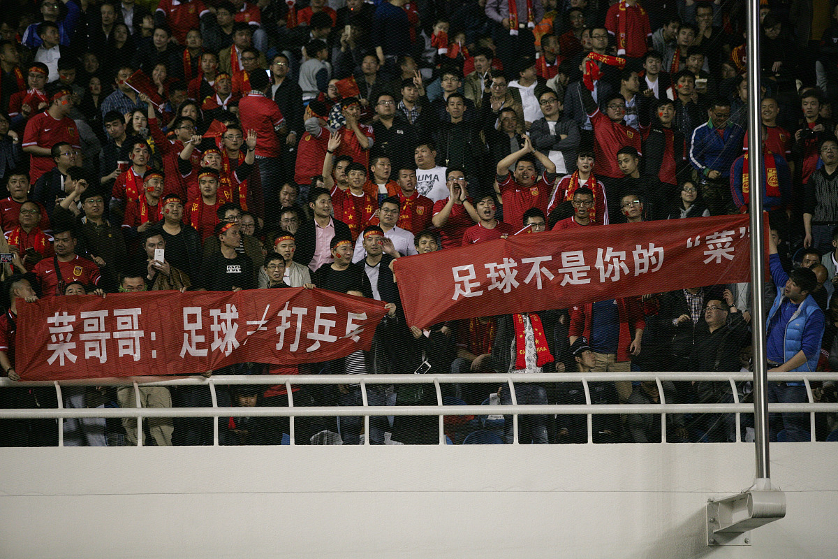 激战赛场：中国队士气高昂，逆转胜利的简单介绍