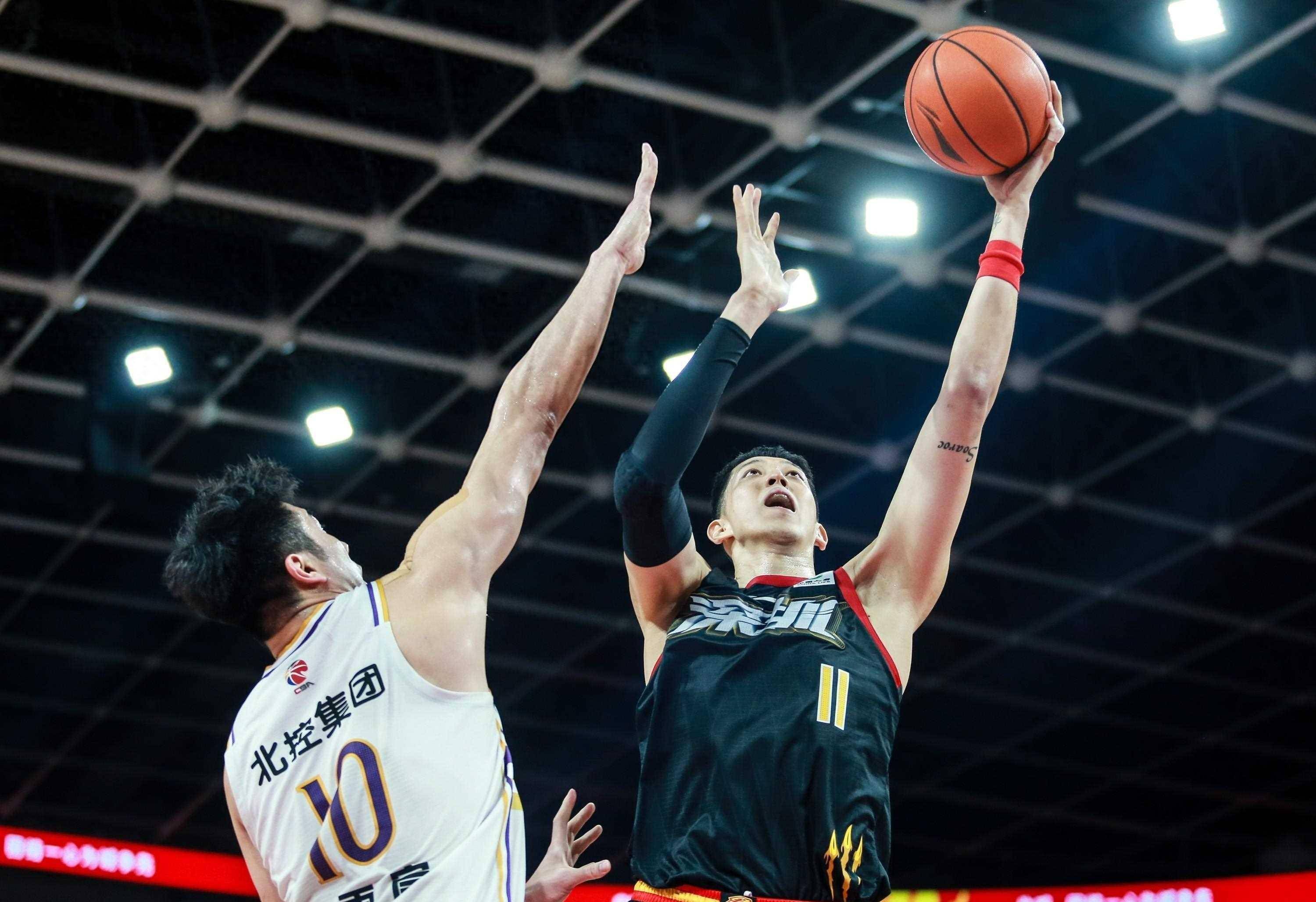 CBA赛场上的精彩瞬间:球员飞身扣篮引爆现场的简单介绍 CBA赛场上的精彩瞬间:球员飞身扣篮引爆现场的简单介绍