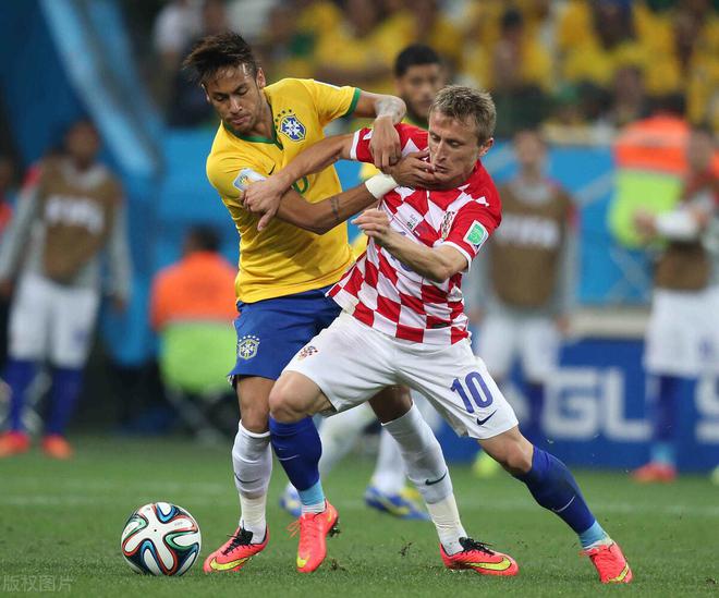 克罗地亚队在比赛中展现出强大的团队合作 克罗地亚队在比赛中展现出强大的团队合作