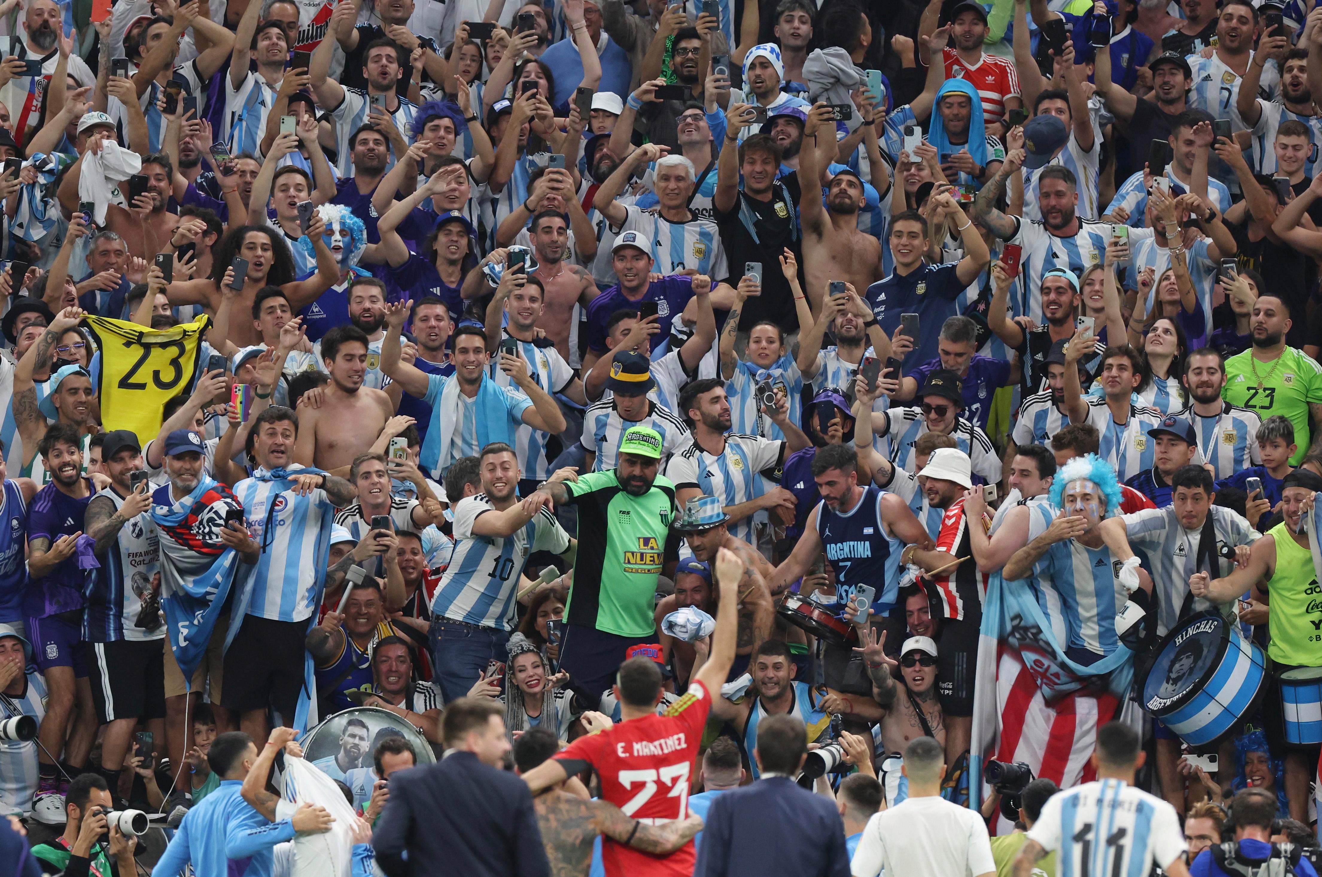 一场精彩的比赛带给球迷们无尽的欢乐和惊喜