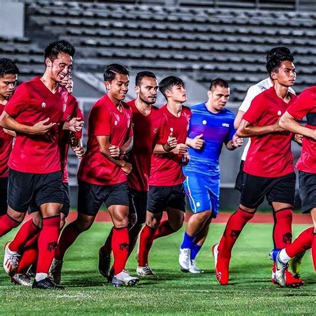 国际足球比赛中球员们展现出全力以赴的拼搏态度 国际足球比赛中球员们展现出全力以赴的拼搏态度