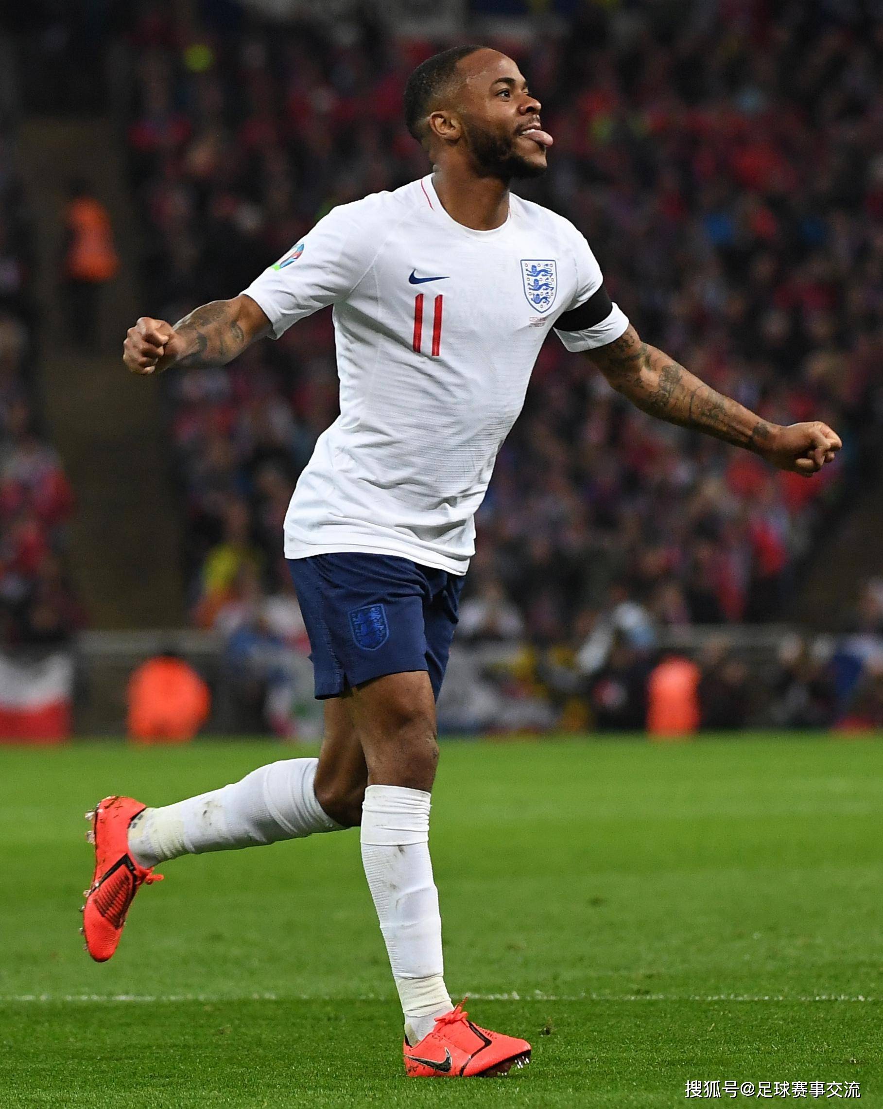 国际足球比赛中球员们展现出全力以赴的拼搏态度 国际足球比赛中球员们展现出全力以赴的拼搏态度