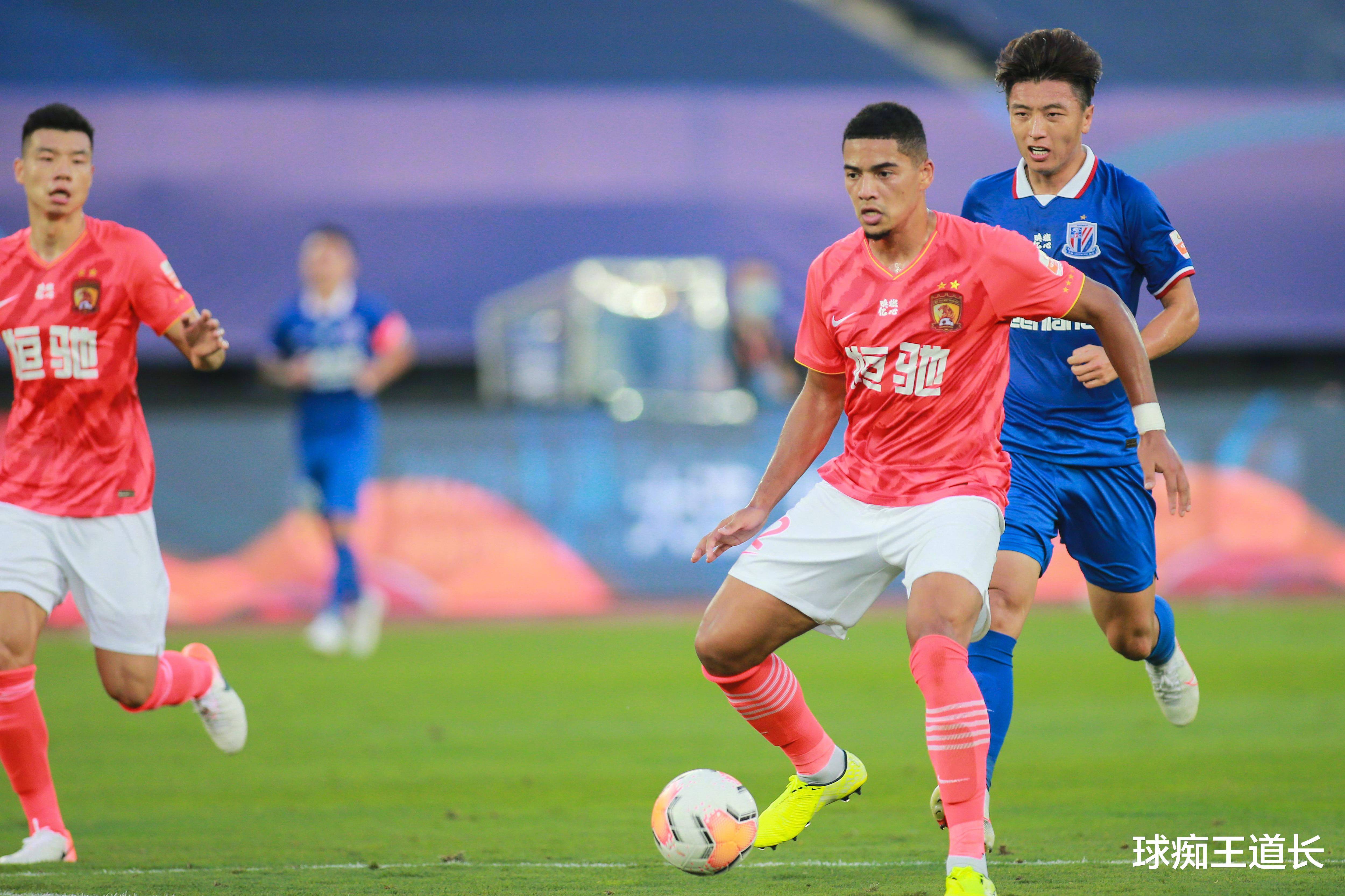 开云体育-亚洲足球明星抢眼表现，引领球队晋级