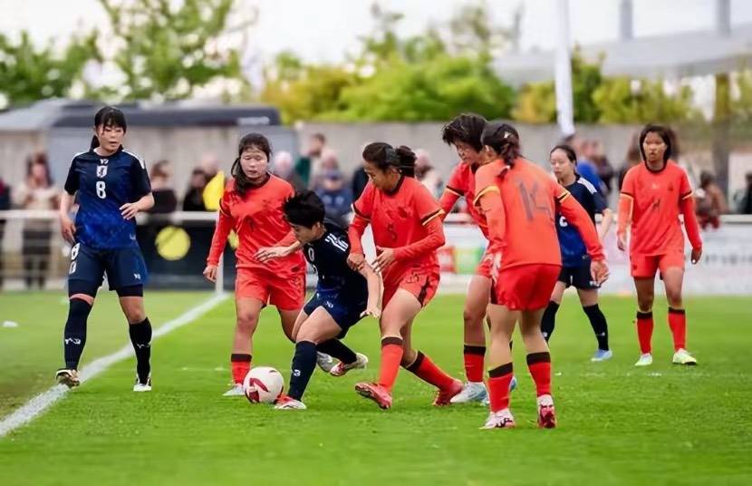 中国女足队员团结一致，斩获成功