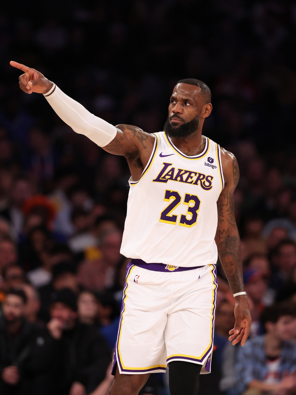 开云体育平台APP-湖人队主场大胜勇士队，士气大振