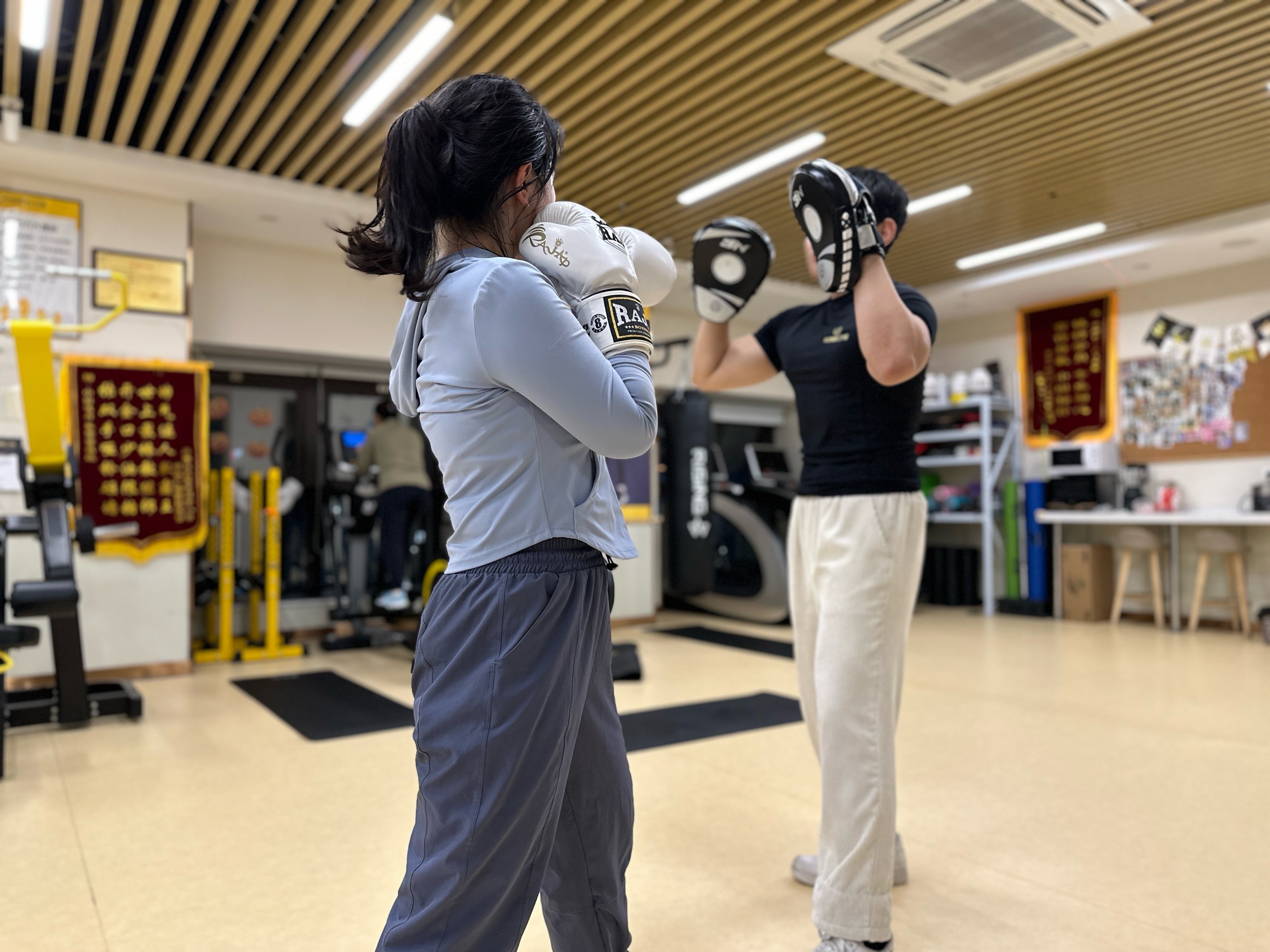 拳击场上，拳拳到位：选手力争领先的简单介绍