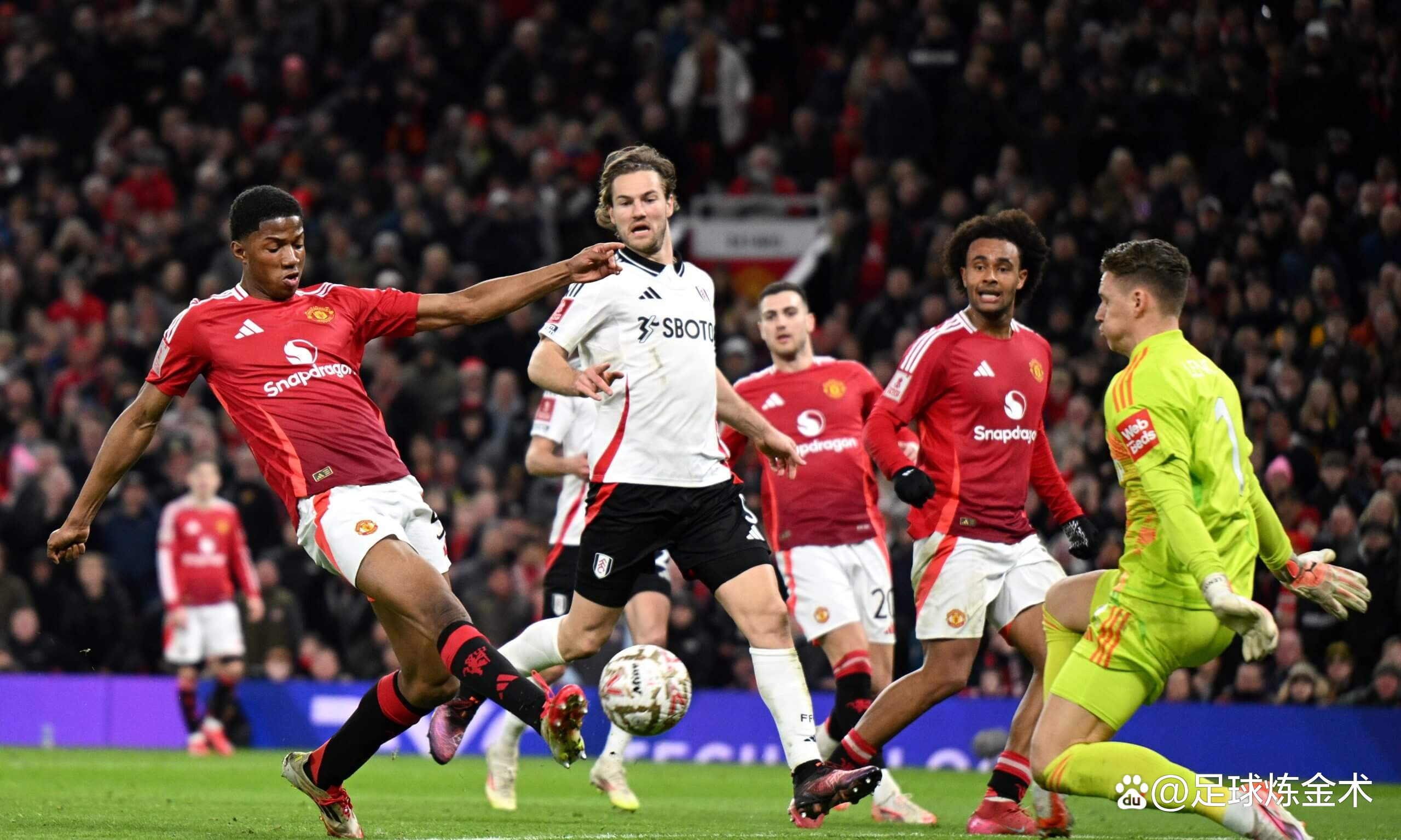 关于曼联逆袭夺冠热门，榜首争夺再添活力的信息