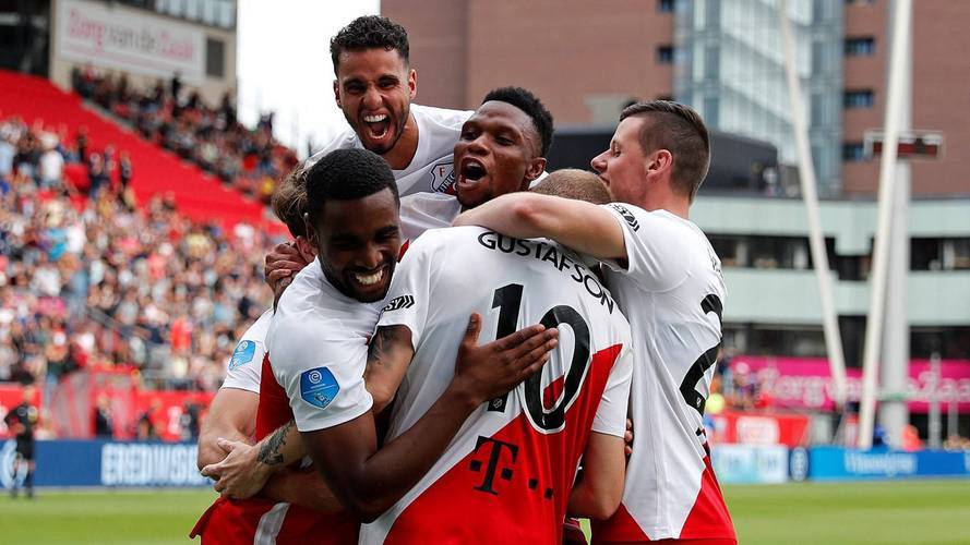 荷兰队惊险战胜对手，实现惊奇胜利