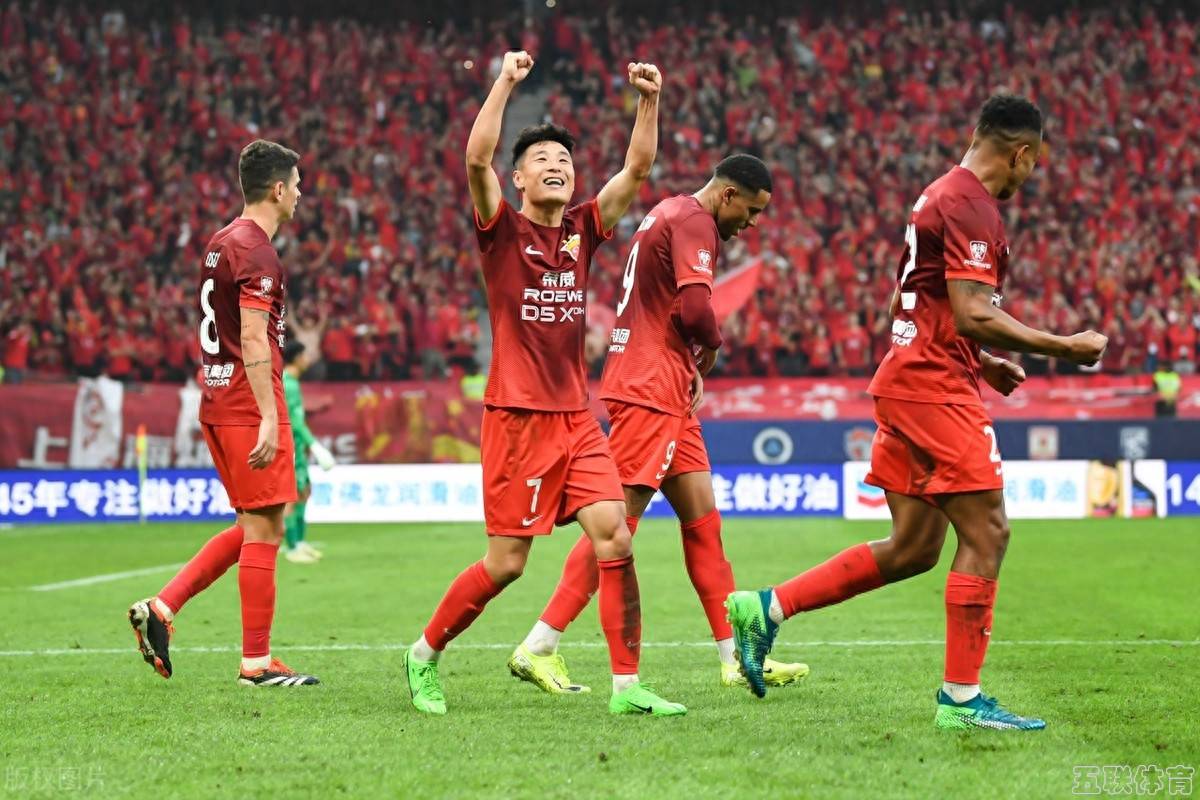 顶级足球对决:强强碰撞,胜负难料 顶级足球对决:强强碰撞,胜负难料