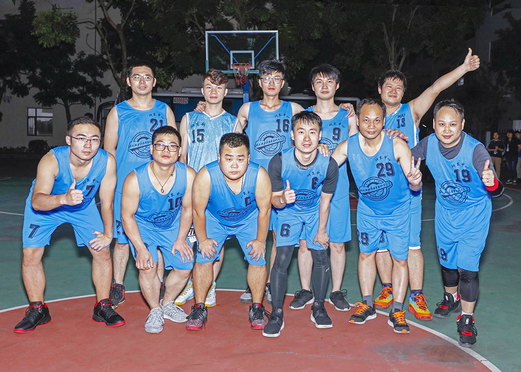 篮球精英商讨新赛季战术,备战下一场比赛 篮球精英商讨新赛季战术,备战下一场比赛