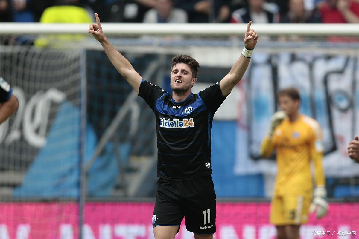 帕德博恩球员团结一心，共同努力取胜