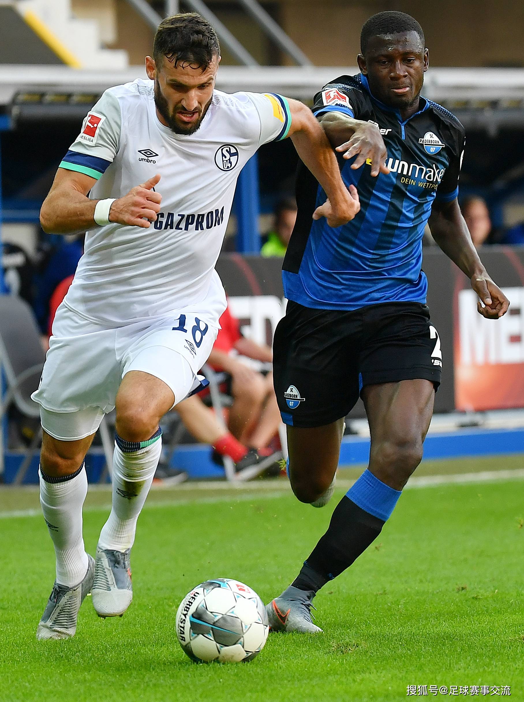 帕德博恩球员团结一心，共同努力取胜