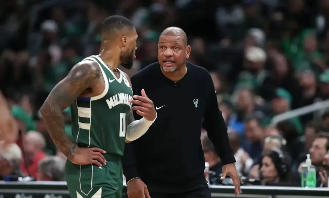 包含雄鹿队内讧频发，教练组面临巨大压力的词条