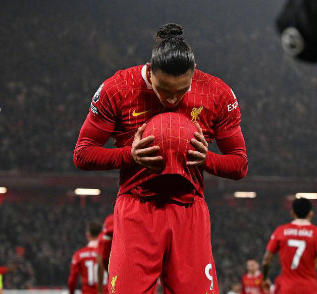 利物浦豪取胜仗:主场佳绩,领跑榜首 利物浦豪取胜仗:主场佳绩,领跑榜首