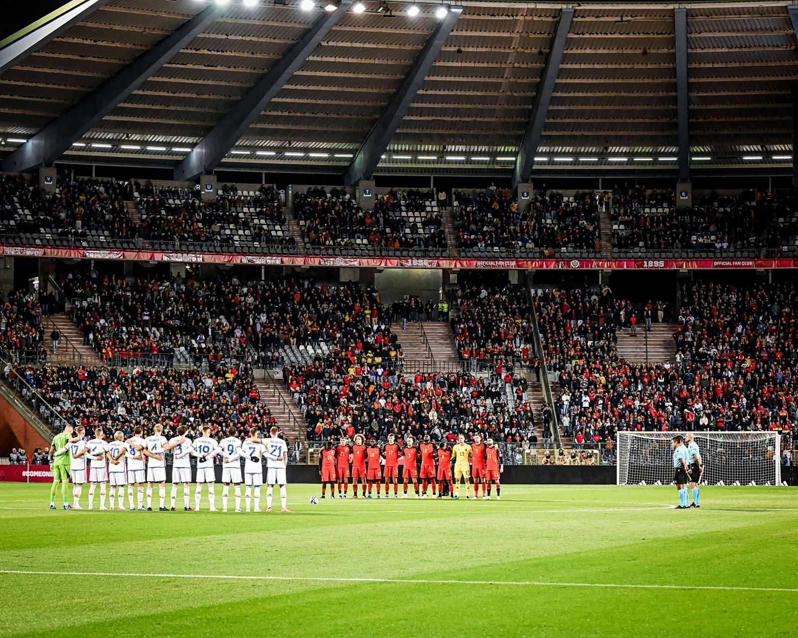 欧预赛历史经典瞬间重温，球迷狂热不停歇