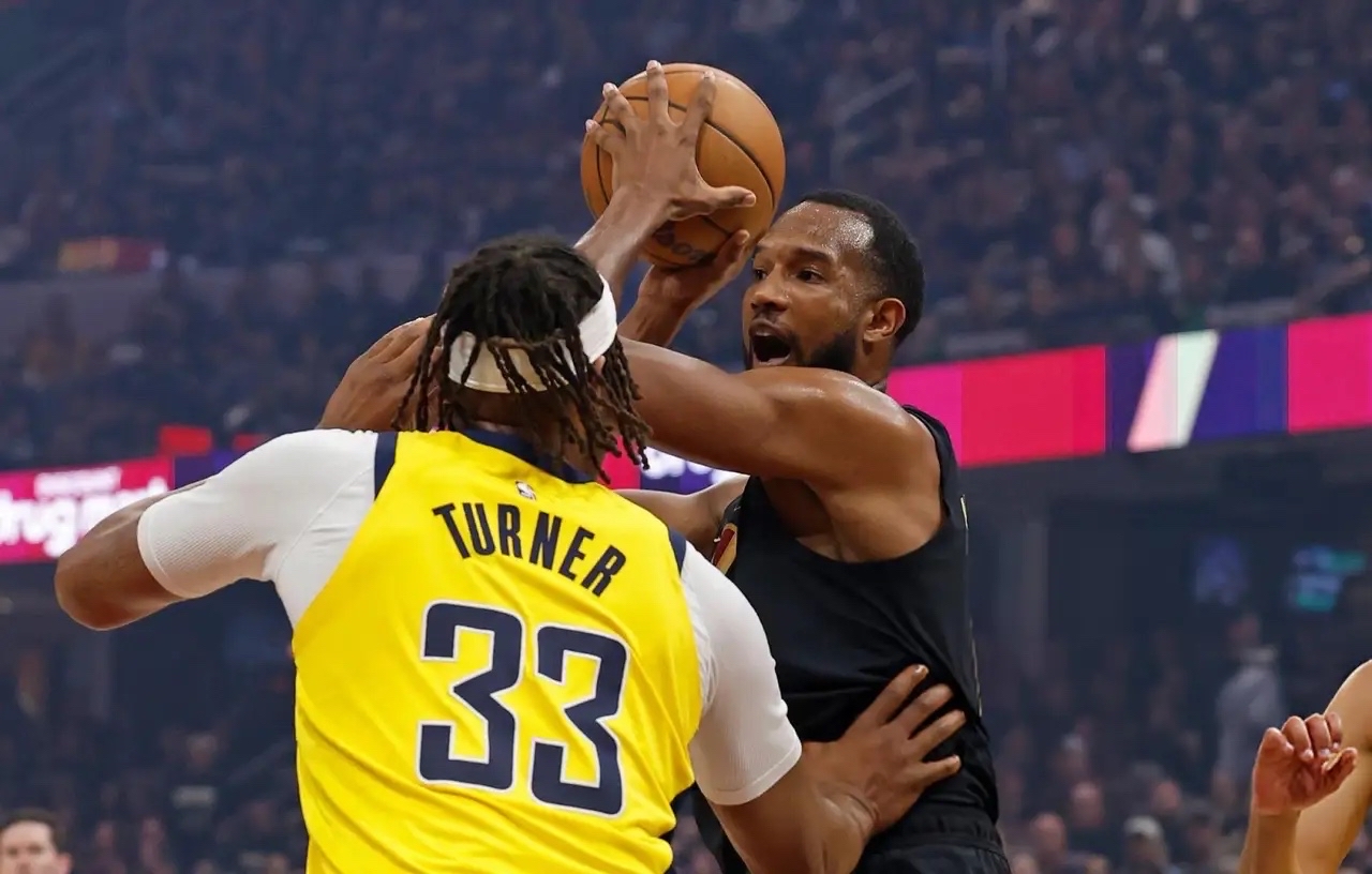 篮球比赛球员顶级表现，力拼取胜