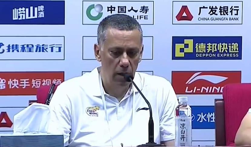 湖南队主场惨败,球迷情绪低落 湖南队主场惨败,球迷情绪低落