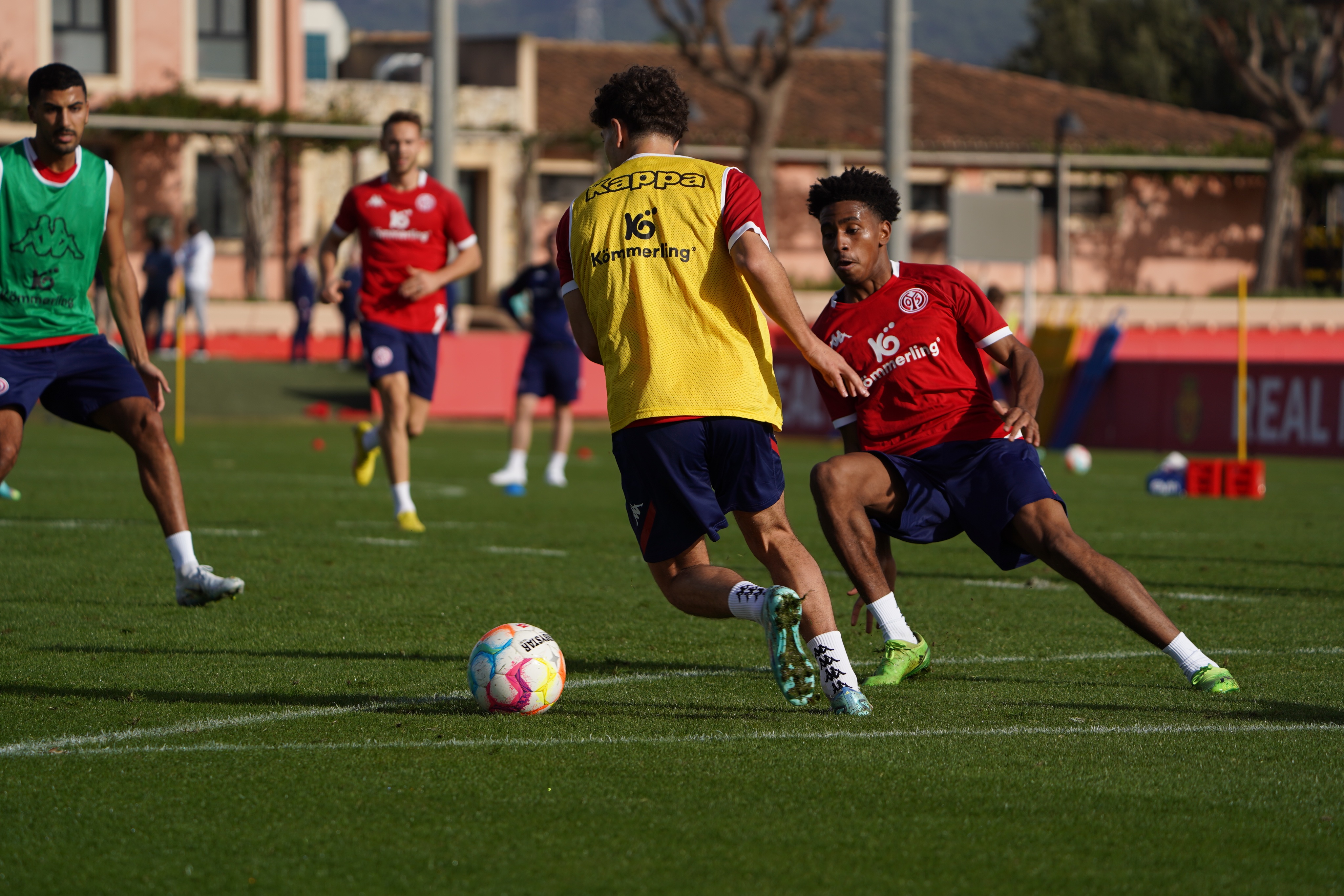 美因茨后卫失误频频，防线表现成本轮重点整改