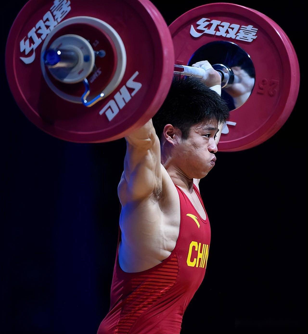 举重运动员失利不满，发誓将夺回金牌