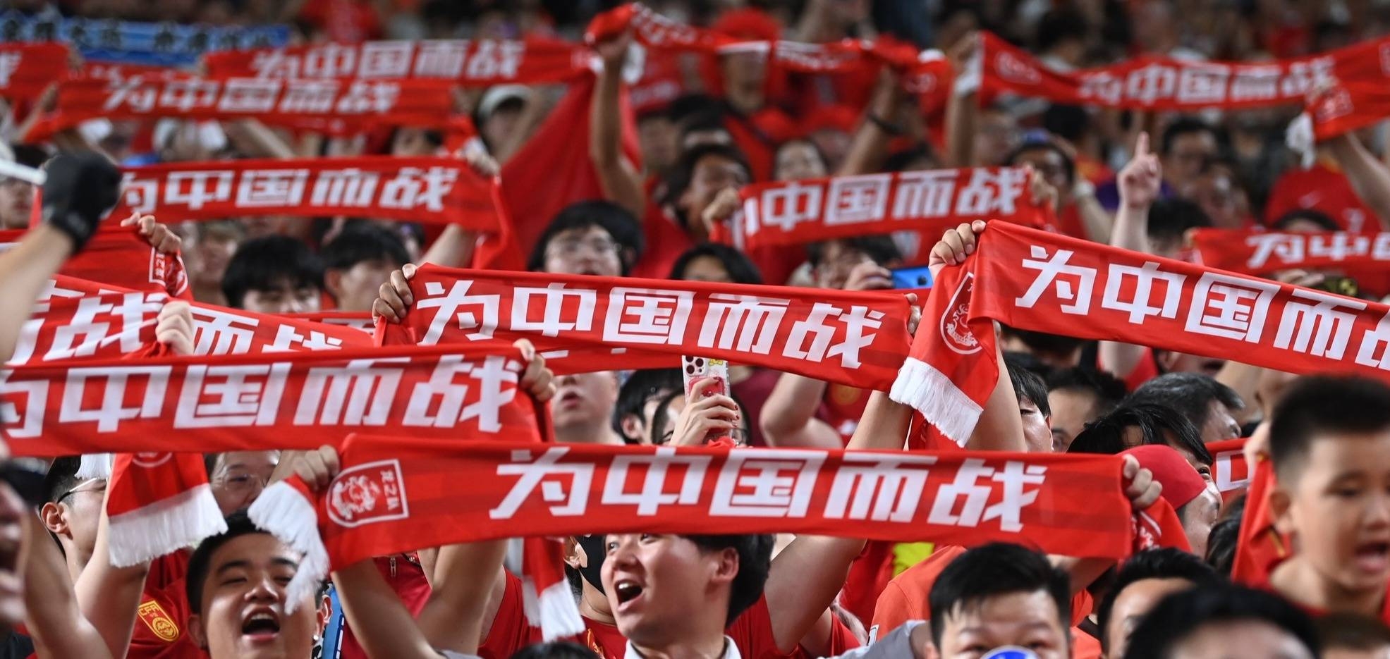 场下助威声不断，球队斗志高昂