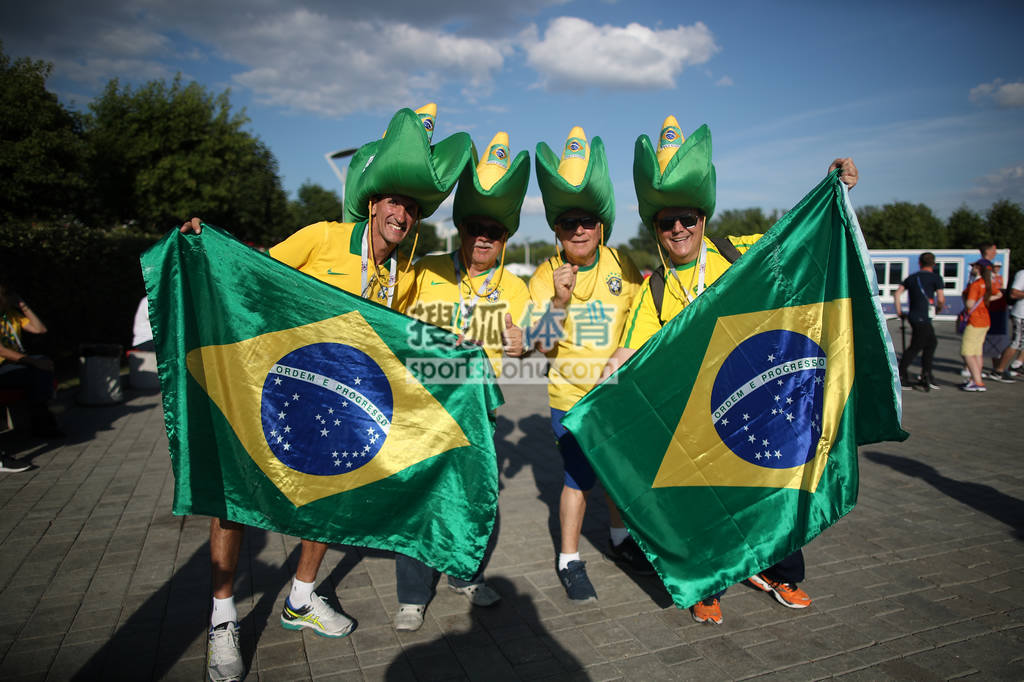 雷恩队球迷热情，为球队加油助威