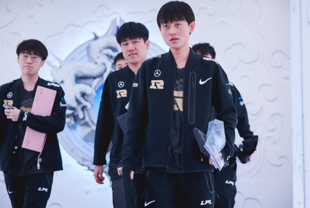 RNG险胜DK，Deft开启传奇时刻强强对话2025世界赛，点燃全场激情的简单介绍