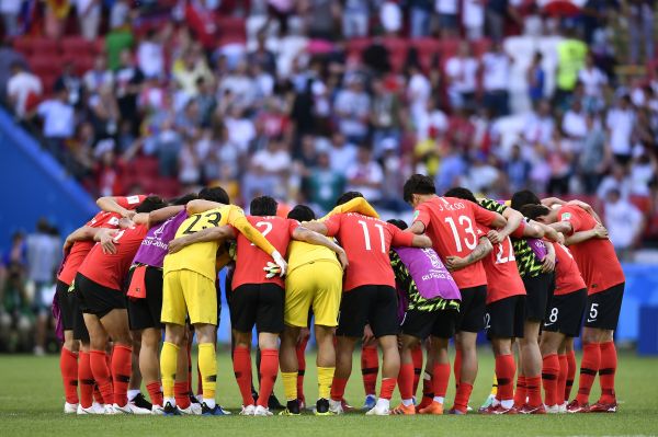 沃尔夫斯堡队员集体返场感谢球迷