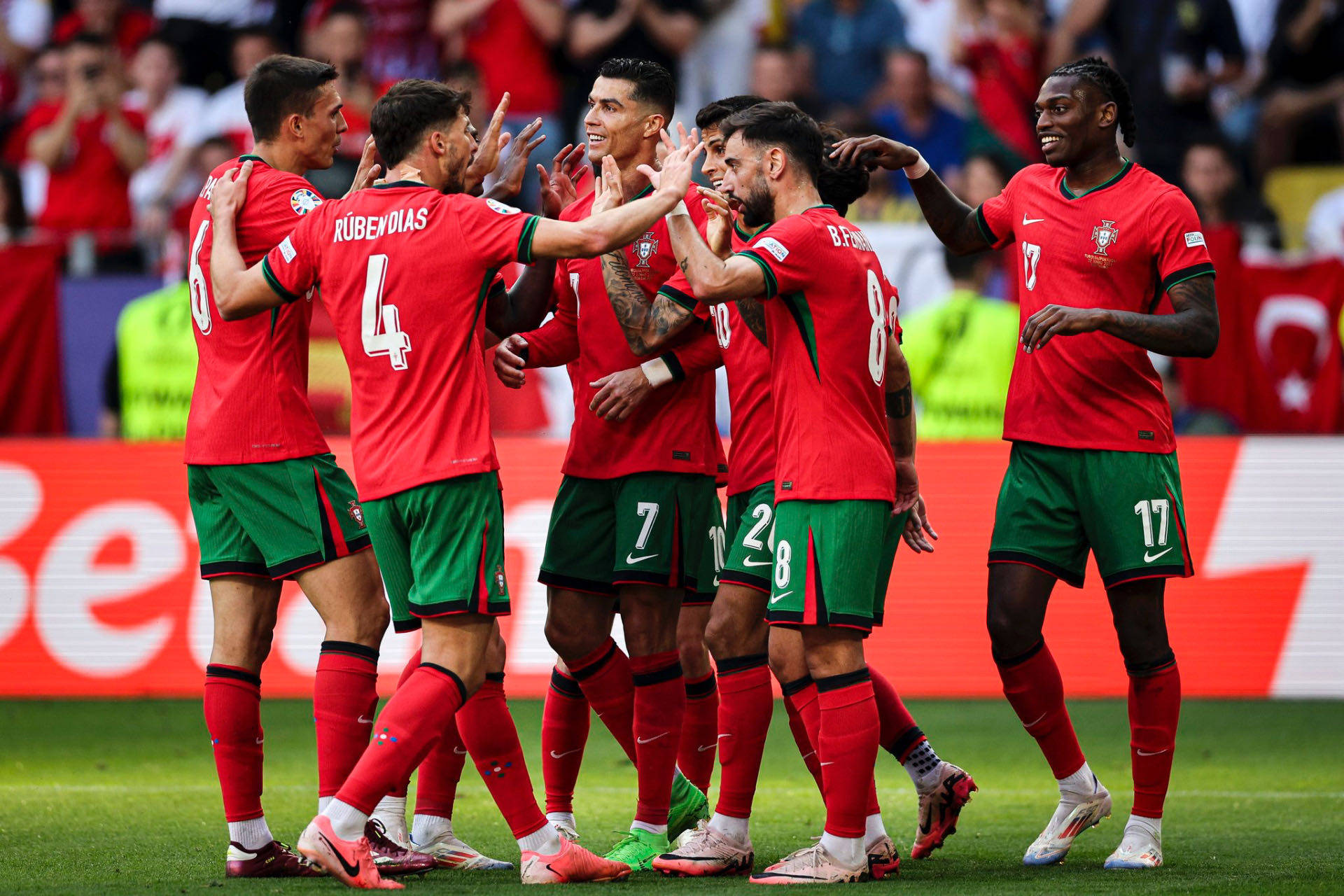 格鲁吉亚队在欧预赛比赛中夺得胜利