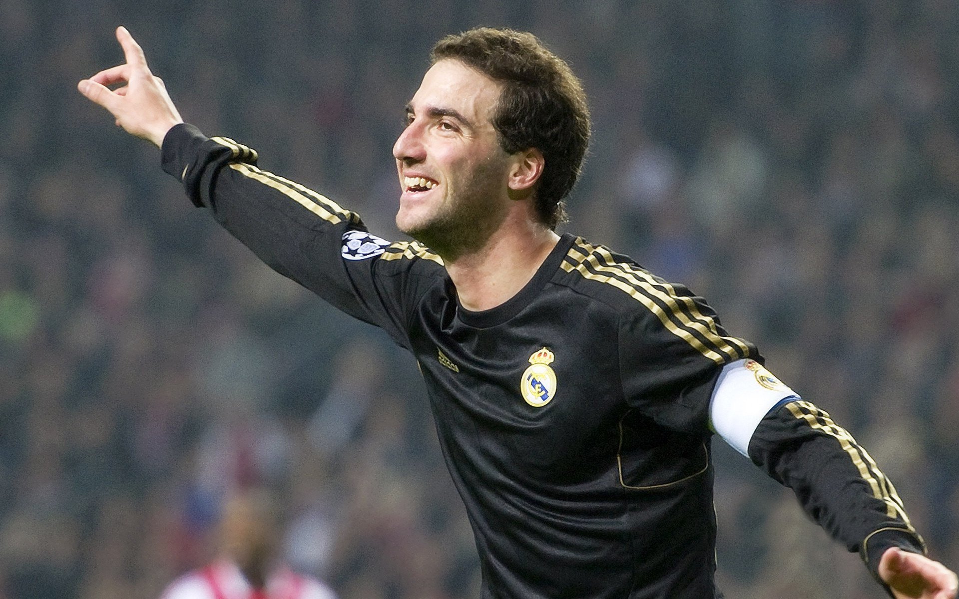 开云APP-当枫叶遇见红色，魔笛奏响黄昏，一场穿越时空的梦幻对决