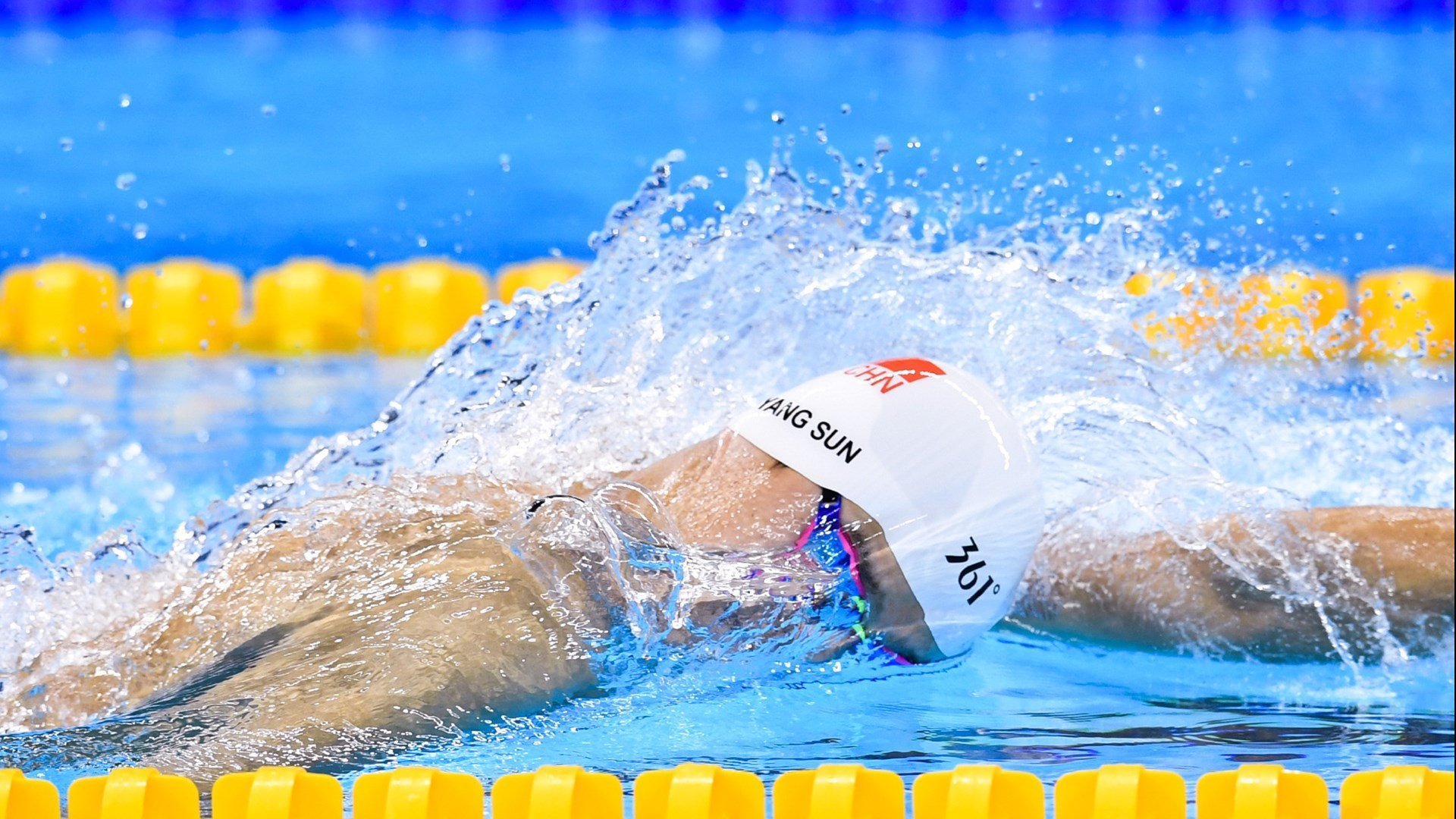 开云体育-极致的两面，当钢铁洪流遇上艺术重生